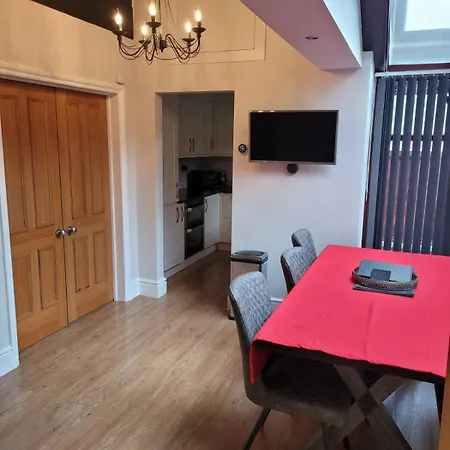 Luxury Penthouse On Waterside *